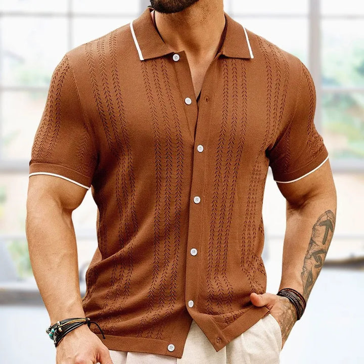 Ademende gebreide heren polo met klassieke kraag en korte mouwen, essentieel voor comfort op warme zomerdagen.