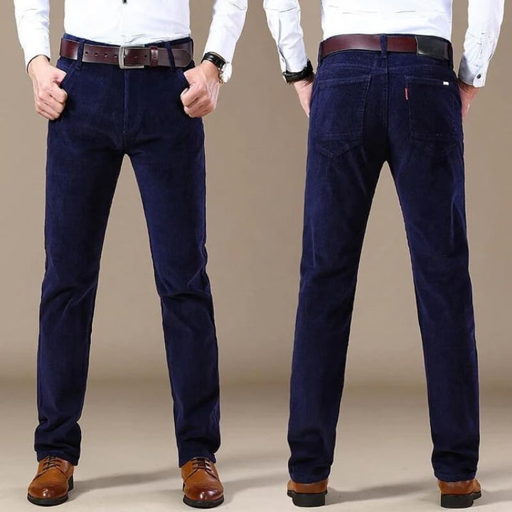 Stijlvolle corduroy pantalon voor heren; duurzaam en warm voor koudere dagen. Casual of gekleed te dragen.