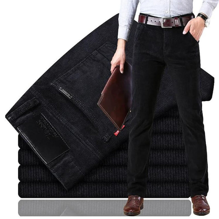 Casual heren pantalon van corduroy, een essentieel kledingstuk voor een stijlvolle herfstlook.