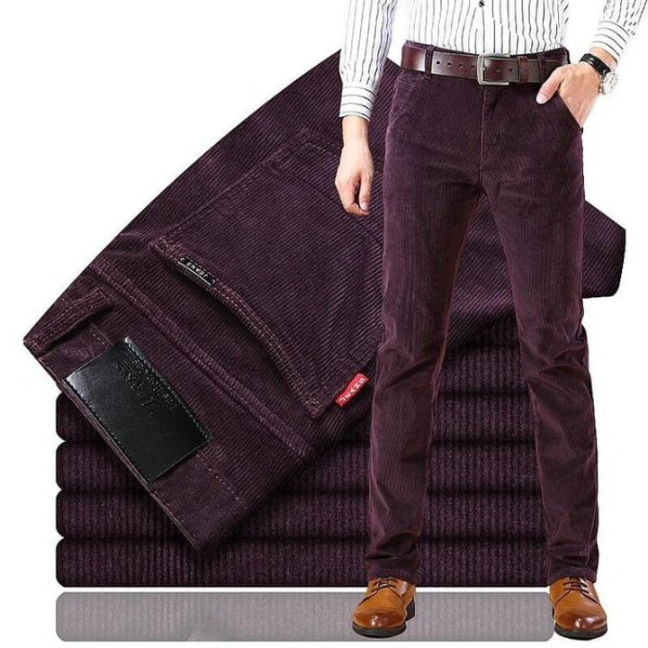Herenbroek met rechte pasvorm in klassiek corduroy; perfect voor zowel werk als vrije tijd.