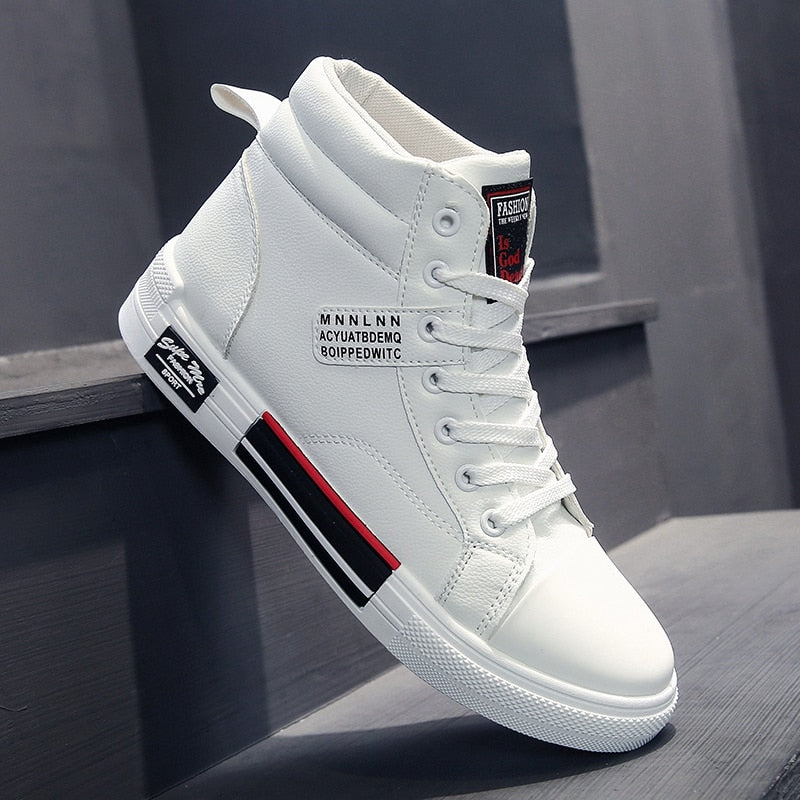 Moderne hoge herenschoenen, ideaal voor herfst- en winterweer. Trendy en comfortabel, met duurzame vetersluiting.