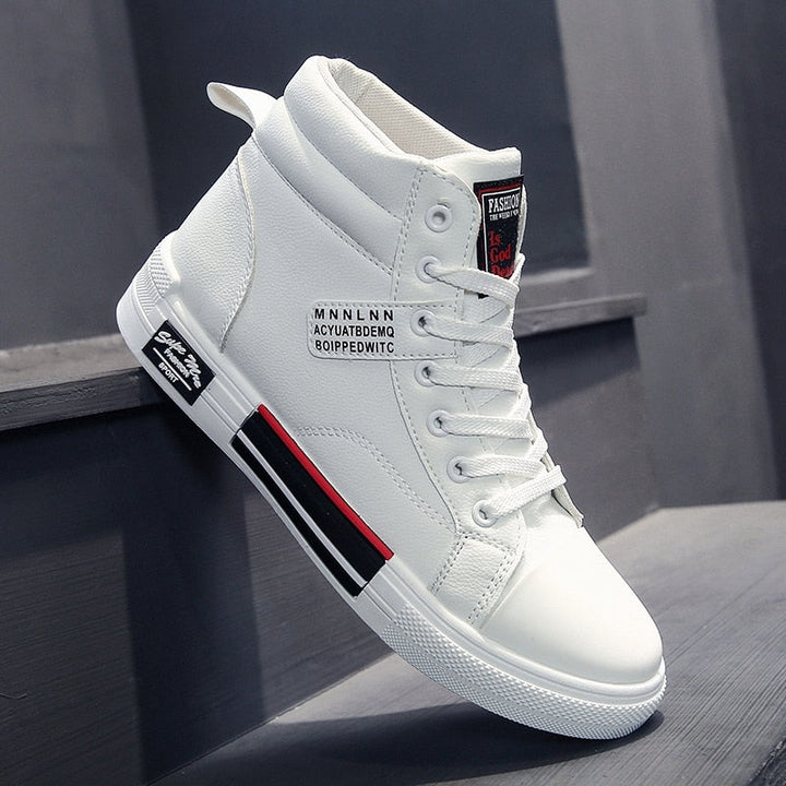 Moderne hoge herenschoenen, ideaal voor herfst- en winterweer. Trendy en comfortabel, met duurzame vetersluiting.