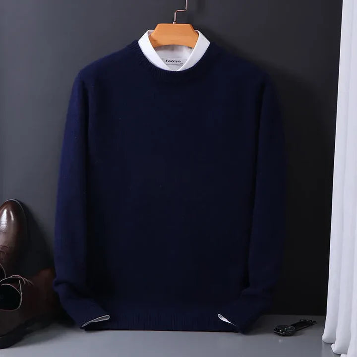 Tijdloze, klassieke herentrui van pure kasjmier met ronde hals. Essentieel voor stijlvolle wintermode.