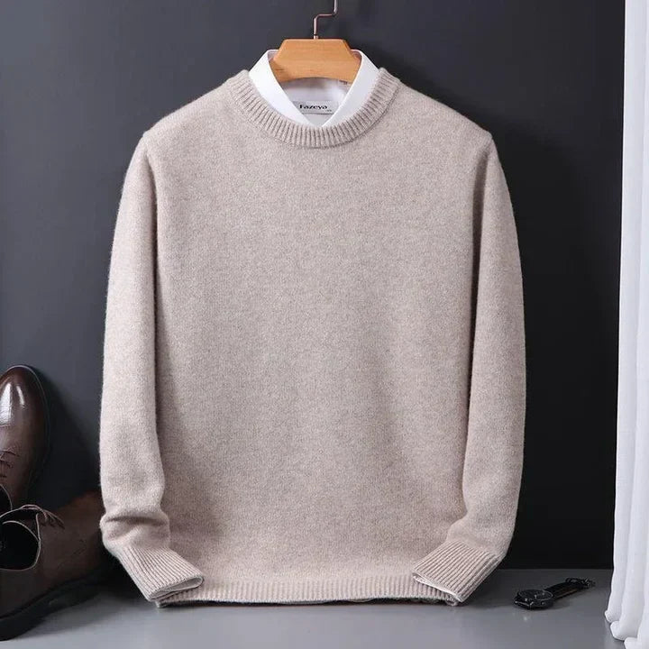 Zachte kasjmier herentrui met ronde hals, biedt warmte en comfort. Een klassieke keuze voor luxe wintermode.