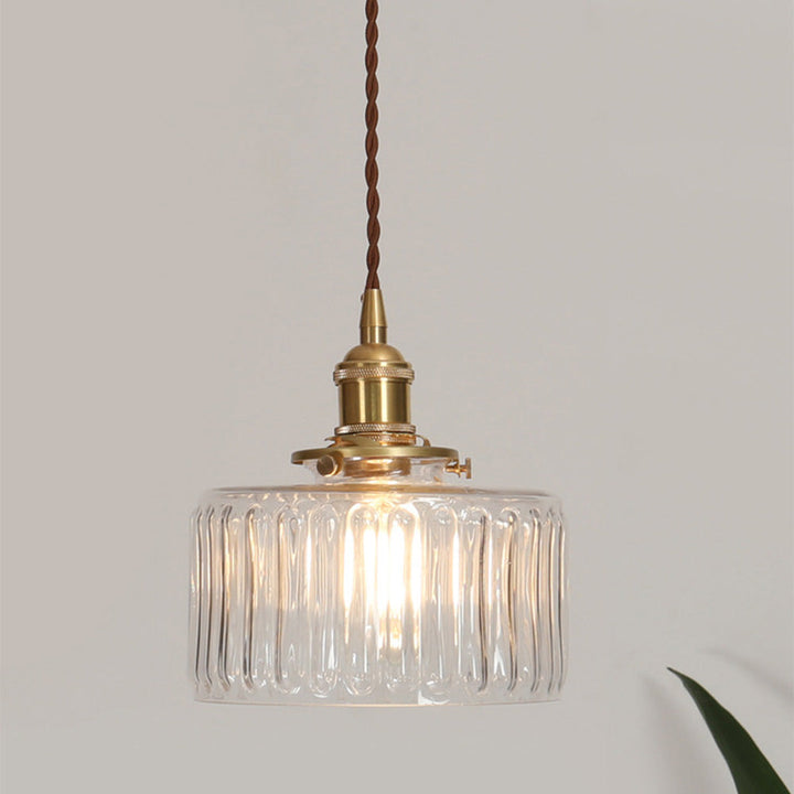 Klassieke kristallen kroonluchter met elegante glazen pegels, perfect voor sfeervolle interieurverlichting.