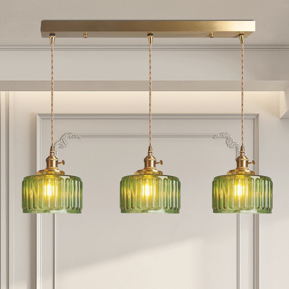 Klassieke kroonluchter met verfijnde glazen pegels en ketting, een tijdloze interieur decoratie.