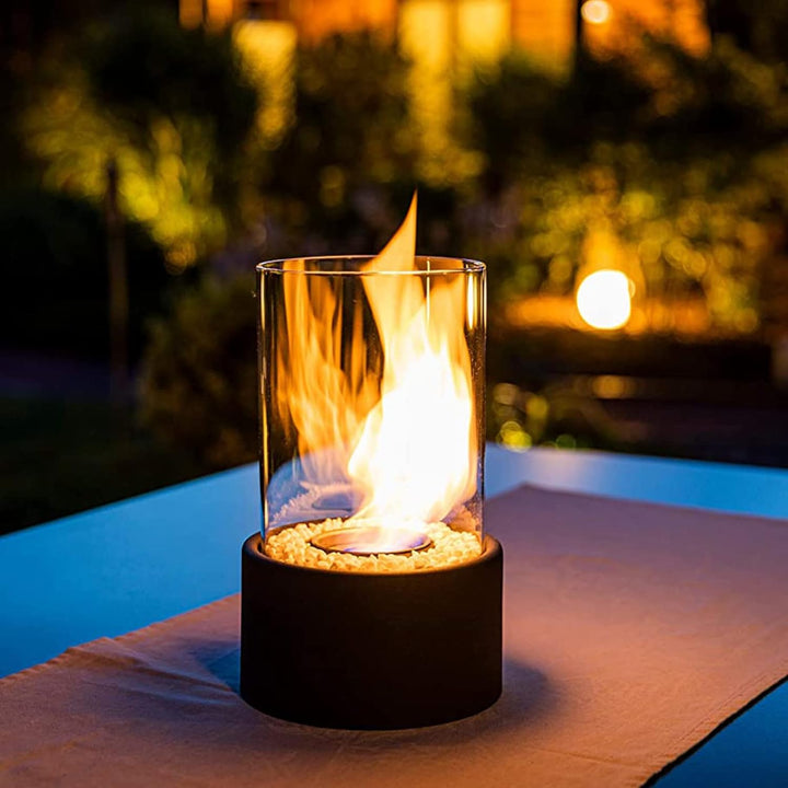 Antiek ogende klassieke olielamp: metalen design, glazen lamp met open vlam. Sfeervolle decoratie.