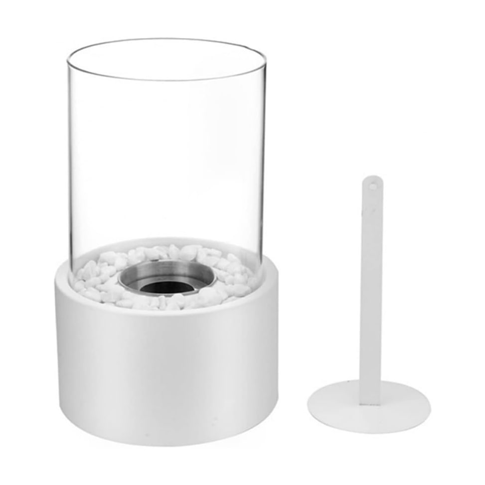 Klassieke Lumora olielamp: metalen design met glazen lamp en vlam; sfeervolle huisdecoratie.