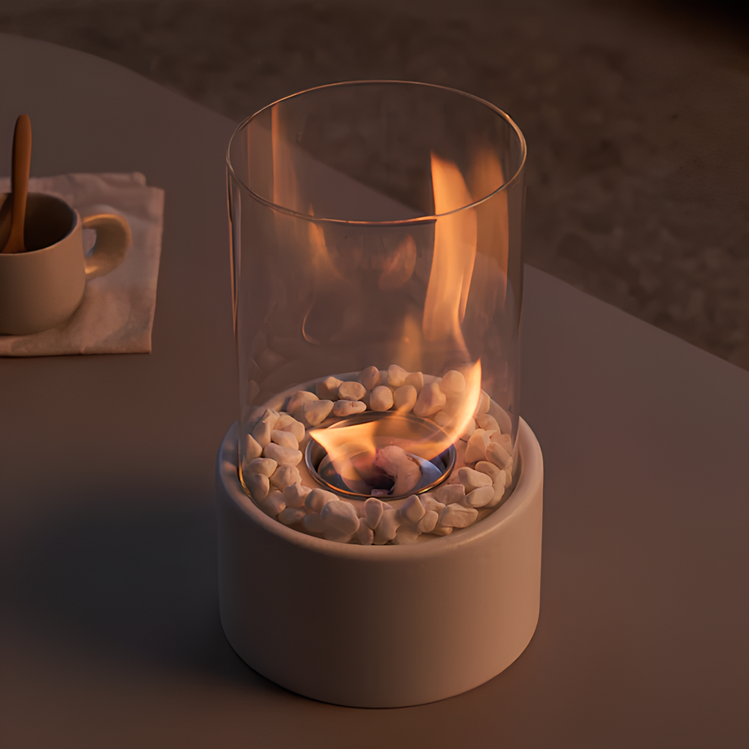 Metalen klassieke olielamp met glazen reservoir en warme vlam; perfecte sfeerverlichting.