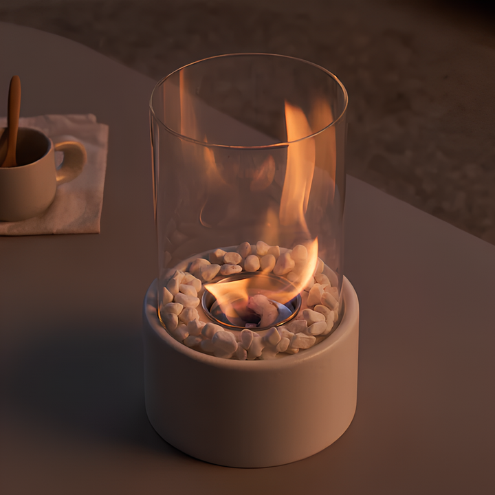 Metalen klassieke olielamp met glazen reservoir en warme vlam; perfecte sfeerverlichting.