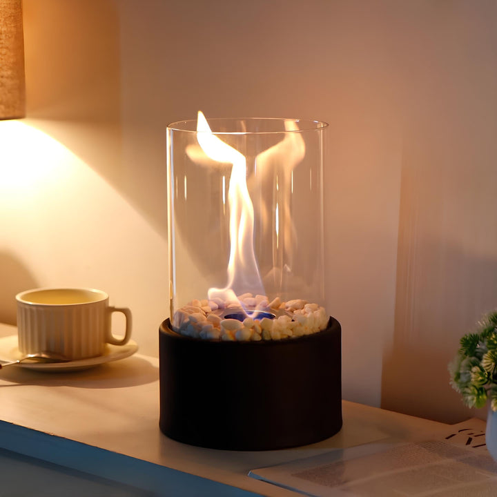 Tijdloze klassieke olielamp; elegante metalen en glazen woonaccessoire met open vlam.