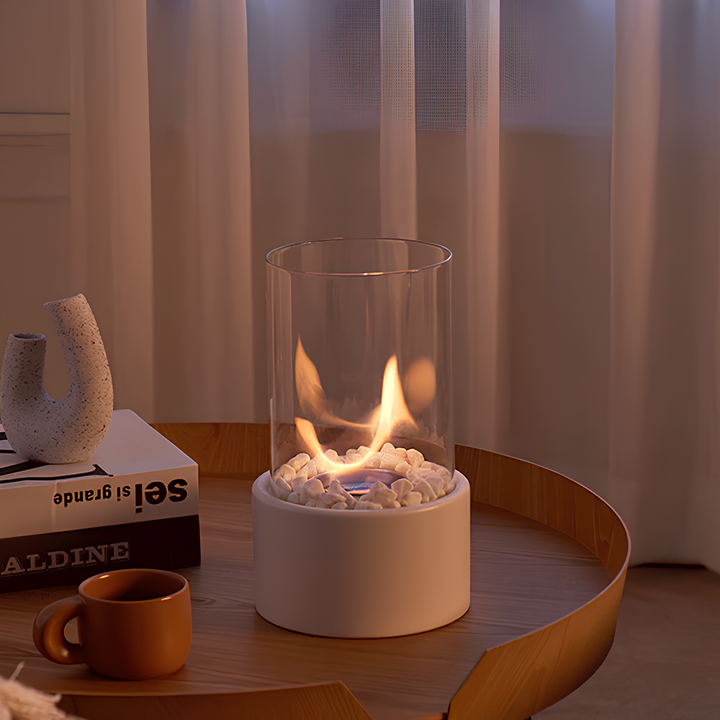 Gedetailleerde metalen olielamp met glazen behuizing en vlam; klassieke sfeerverlichting.