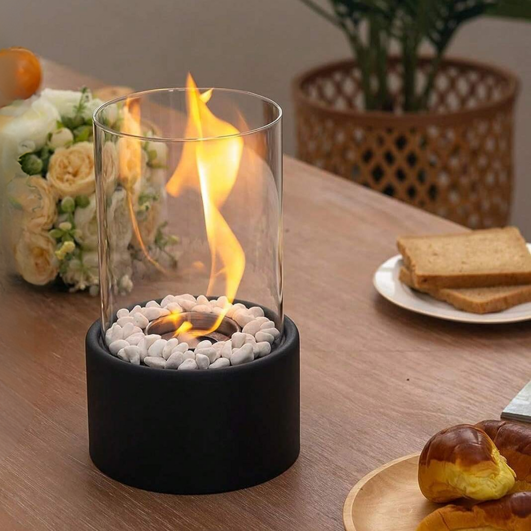 Klassieke olielamp op houten tafel, creëert sfeervolle en warme verlichting thuis. Woonaccessoire.