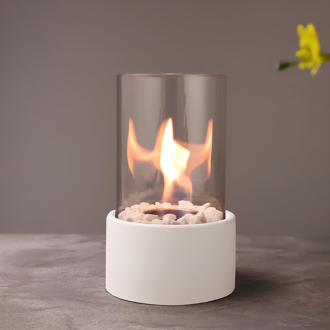Lumora olielamp: klassieke metalen lamp met open vlam, voor sfeervolle en tijdloze huisdecoratie.