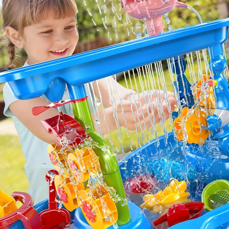 Close-up van de 3-laags zand- en watertafel, met kinderen die spelen met het meegeleverde speelgoed.