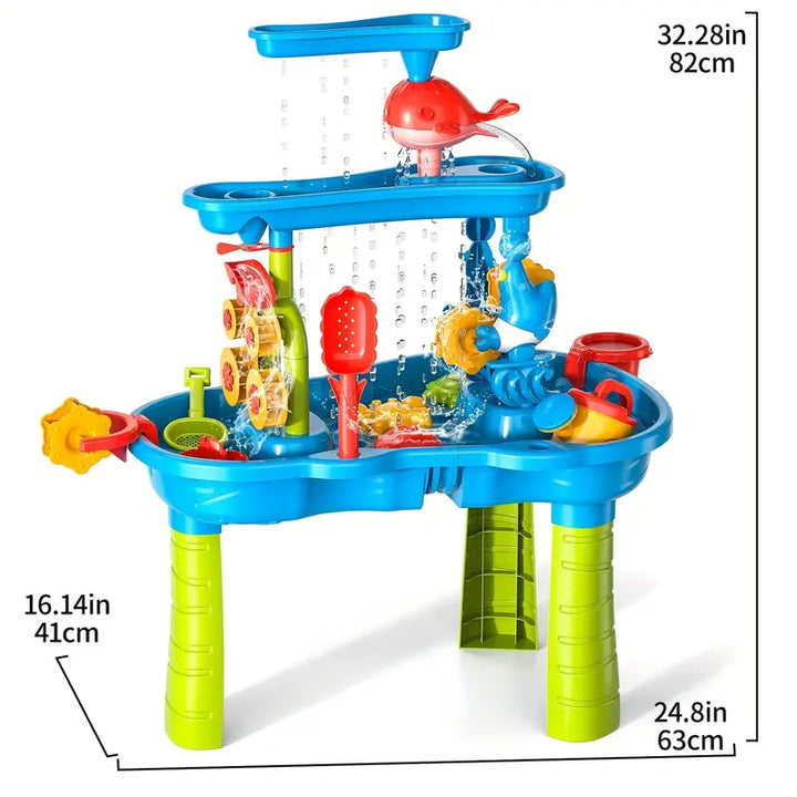 Detail van de accessoires die bij de zand- en watertafel worden geleverd, zoals gieters en vormpjes.
