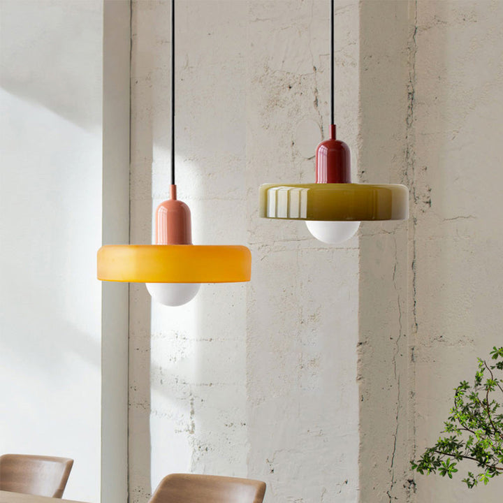 Kleurrijke Bauhaus hanglamp van glas, ideaal voor sfeervolle verlichting in eetkamer en woonkamer.