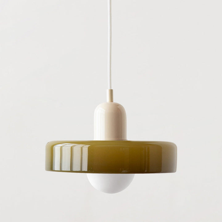 Kleurrijke Bauhaus hanglamp van glas, sfeervolle verlichting, perfect voor hedendaags interieur.