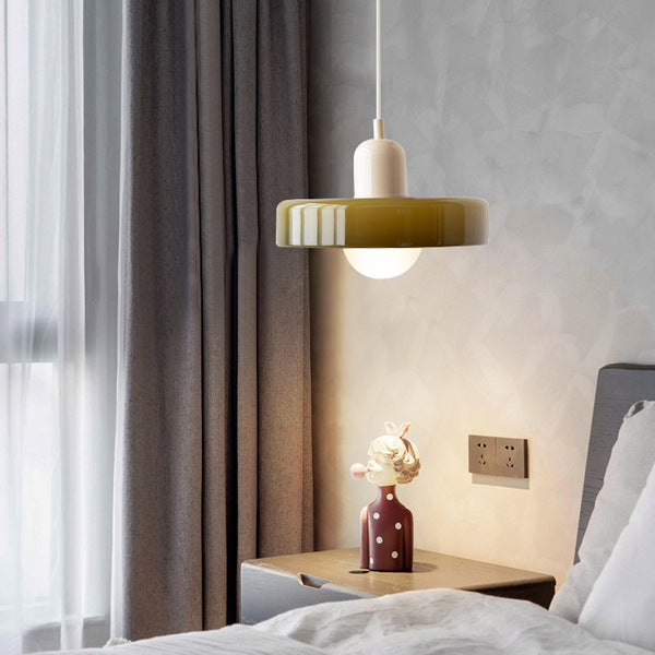 Glazen hanglamp in kleurrijke Bauhaus stijl, design verlichting voor eet- en woonkamer.