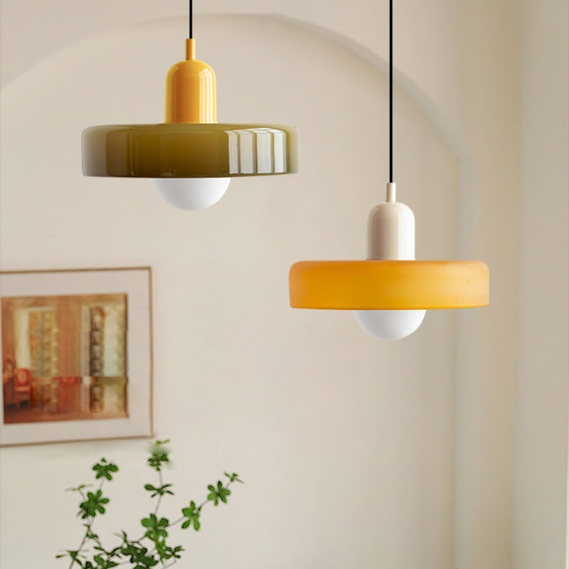 Bauhaus hanglamp, kleurrijk glas, sfeervolle verlichting, blikvanger in modern interieur.