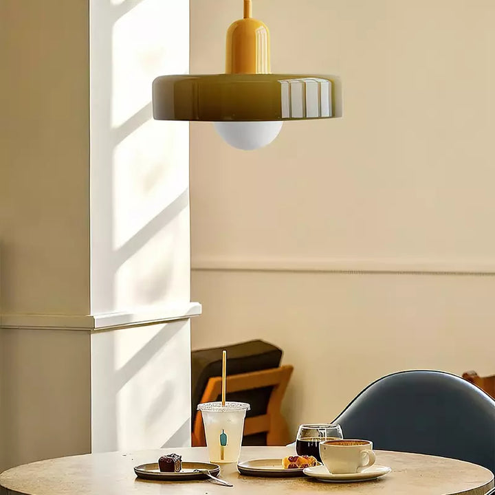 Unieke kleurrijke glazen hanglamp, Bauhaus design, creëert een warme sfeer in huis.
