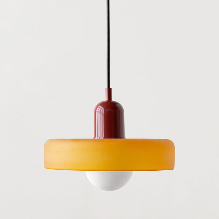 Sfeervolle glazen hanglamp in Bauhaus stijl, kleurrijk en modern, voor uw woonkamer.