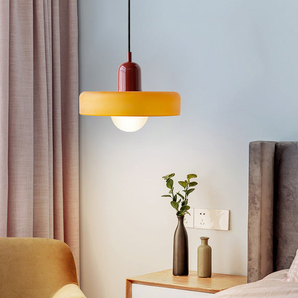 Moderne Bauhaus hanglamp van kleurrijk glas, brengt unieke sfeerverlichting in de eetkamer.