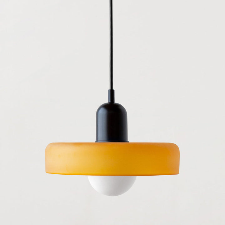 Kleurrijke Bauhaus hanglamp, van glas, sfeervolle verlichting voor een modern huis.