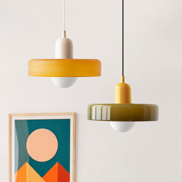 Bauhaus hanglamp van kleurrijk glas, design verlichting voor een uniek interieur.