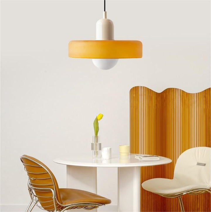 Sfeervolle glazen hanglamp, kleurrijk Bauhaus design, voor een stijlvolle woonkamer.
