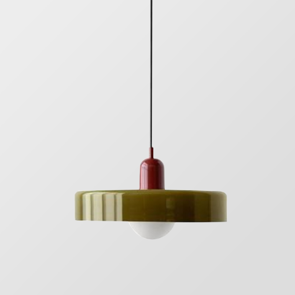 Glazen hanglamp in Bauhaus stijl, kleurrijk en decoratief, creëert warme sfeerverlichting.