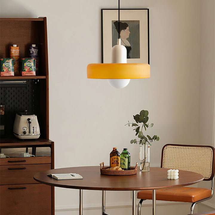 Unieke glazen hanglamp, kleurrijk en Bauhaus geïnspireerd, sfeervolle design verlichting.