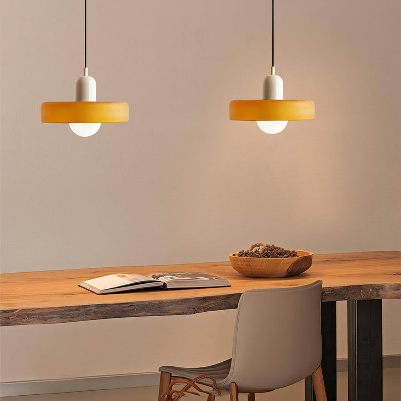 Kleurrijke Bauhaus hanglamp van glas, sfeervolle verlichting in woonkamer of eetkamer.