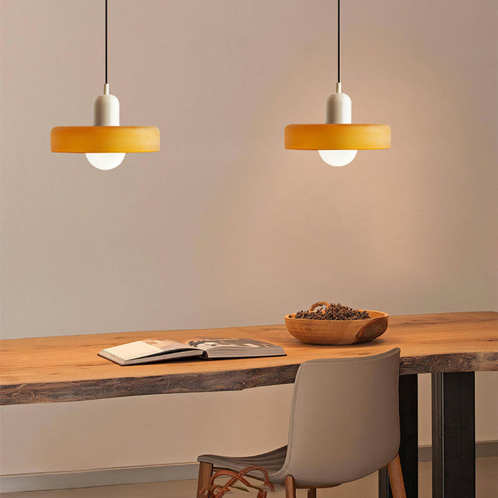 Kleurrijke Bauhaus hanglamp van glas, sfeervolle verlichting in woonkamer of eetkamer.