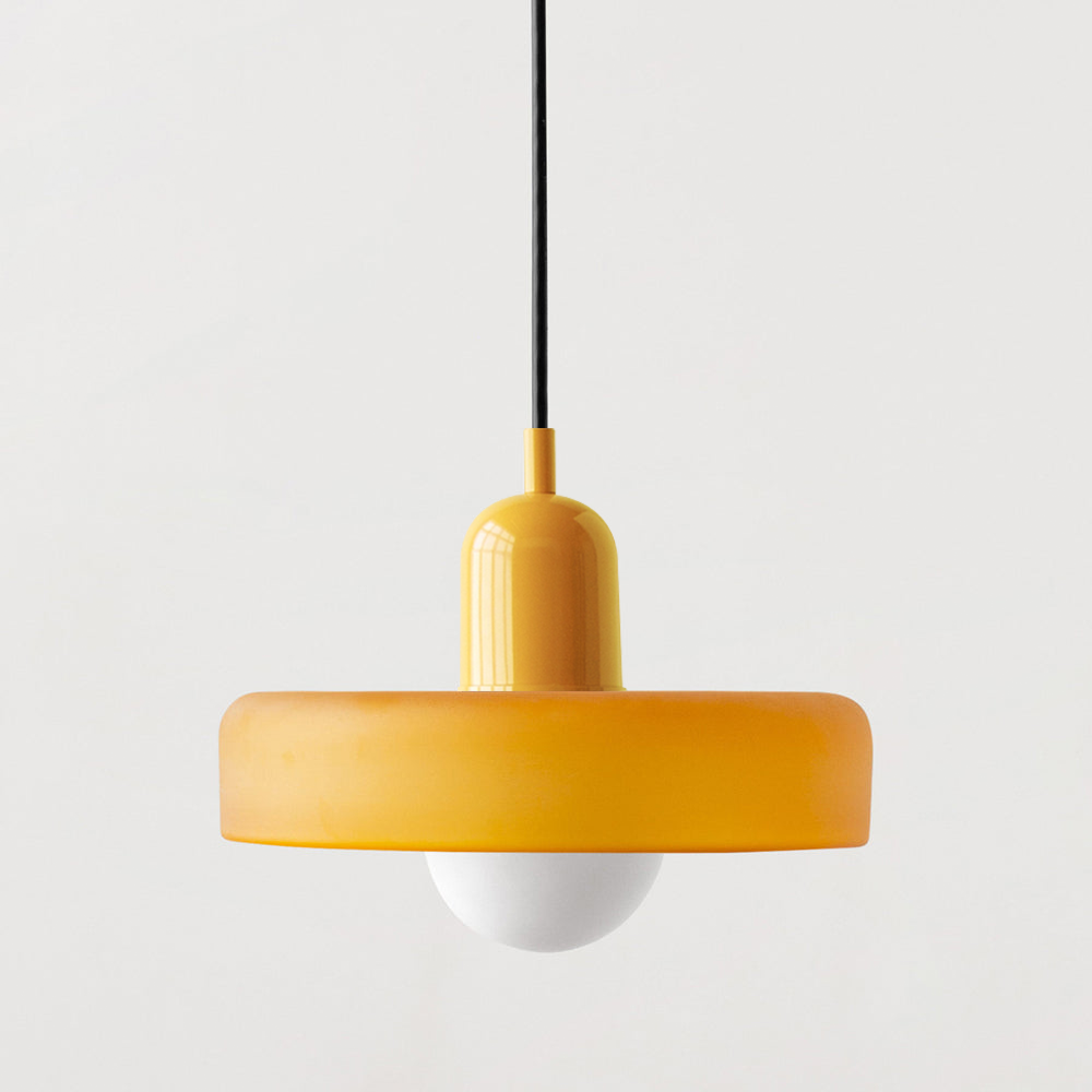 Glazen hanglamp in Bauhaus stijl, kleurrijk en modern, perfect voor sfeervolle verlichting.
