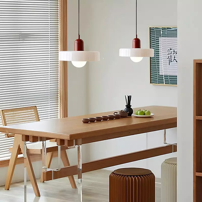 Unieke eetkamerlamp: kleurrijke glazen hanglamp in Bauhaus design, warme verlichting.