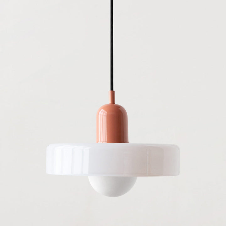 Design hanglamp in kleurrijk glas, Bauhaus stijl, sfeervolle verlichting voor thuis.