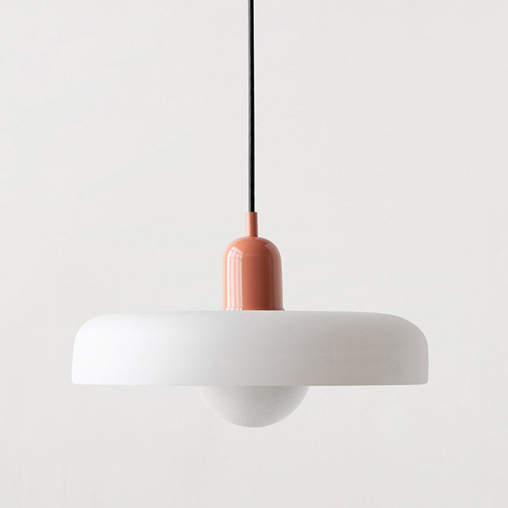 Kleurrijke Bauhaus hanglamp van glas, sfeervolle verlichting, modern interieur accent.