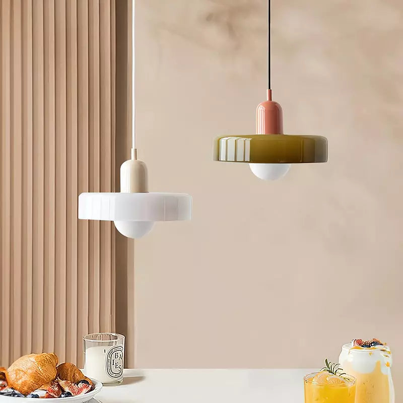 Kleurrijke glazen hanglamp, Bauhaus design, sfeervolle verlichting, een ware eyecatcher.