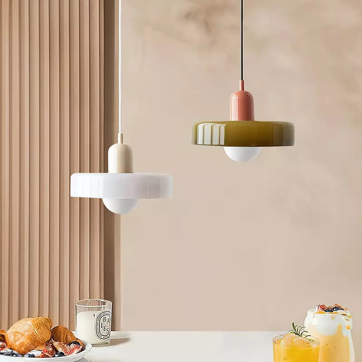 Kleurrijke glazen hanglamp, Bauhaus design, sfeervolle verlichting, een ware eyecatcher.