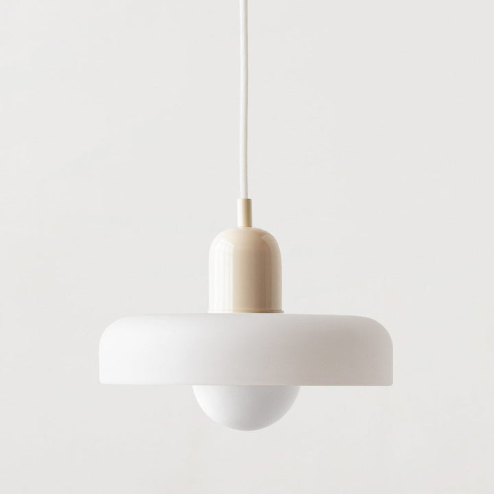 Bauhaus stijl hanglamp, kleurrijk glas, sfeervolle verlichting voor een gezellige eetkamer.