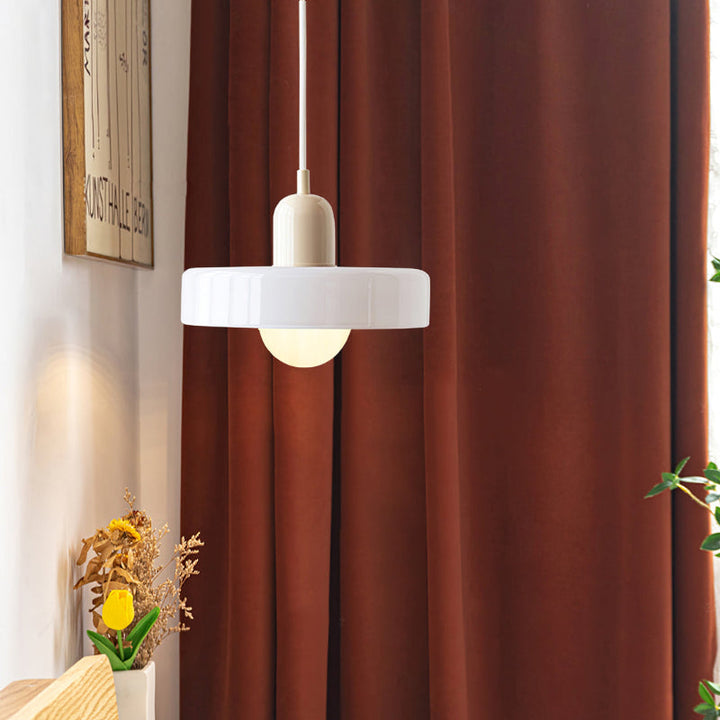 Design hanglamp, kleurrijk glas, Bauhaus stijl, creëert een unieke sfeer in uw interieur.