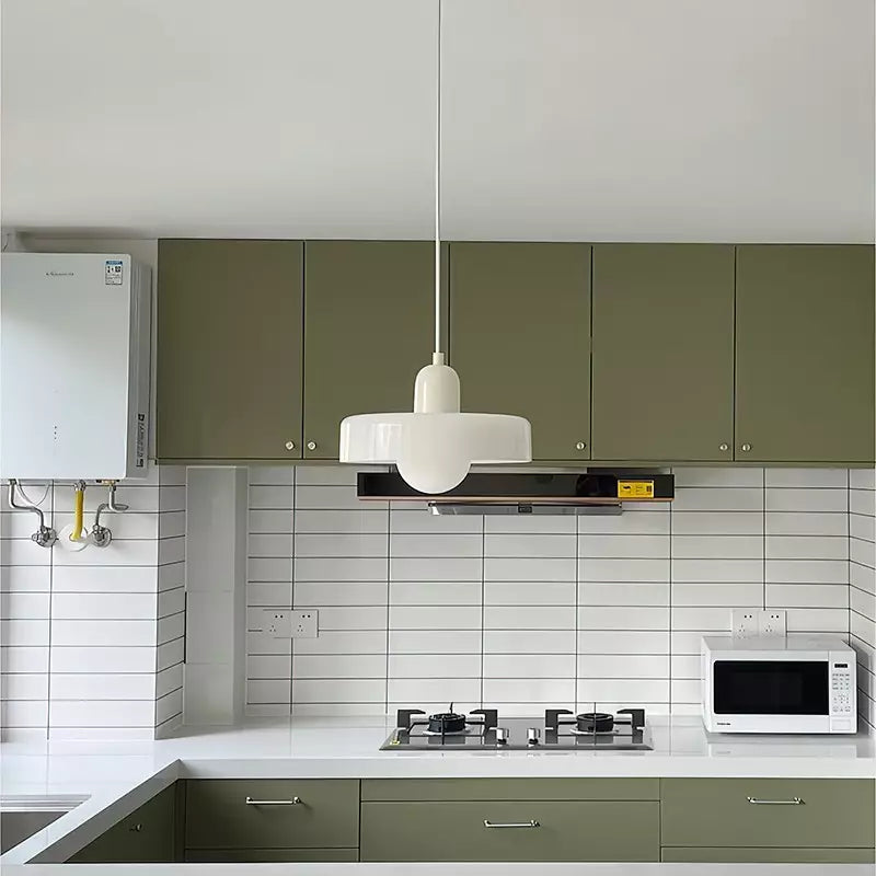 Kleurrijke Bauhaus hanglamp van glas, sfeervolle verlichting, ideaal voor een modern huis.