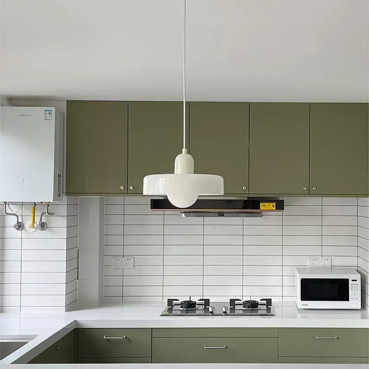 Kleurrijke Bauhaus hanglamp van glas, sfeervolle verlichting, ideaal voor een modern huis.