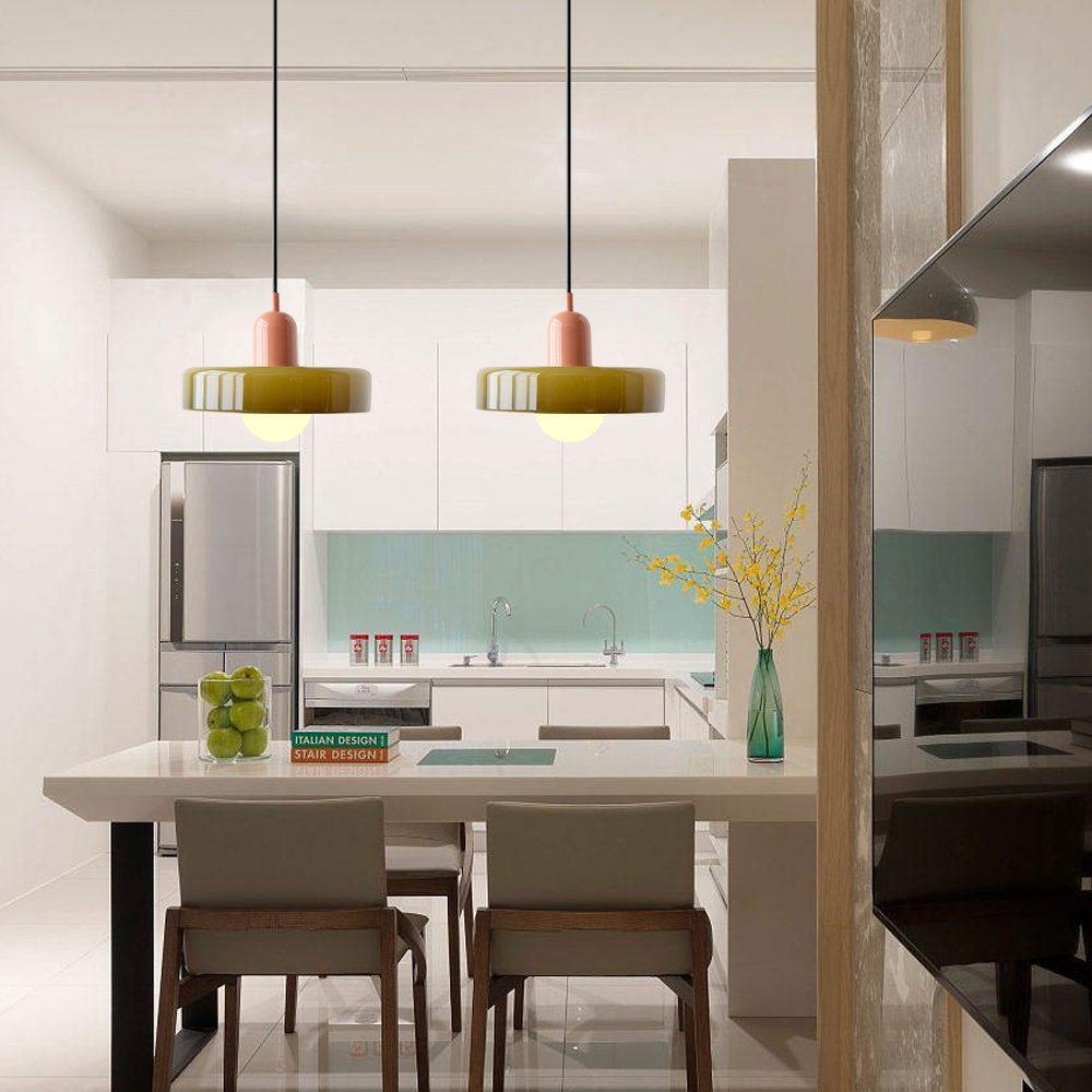 Sfeervolle eetkamerlamp van kleurrijk glas, uniek Bauhaus design voor interieur verlichting.