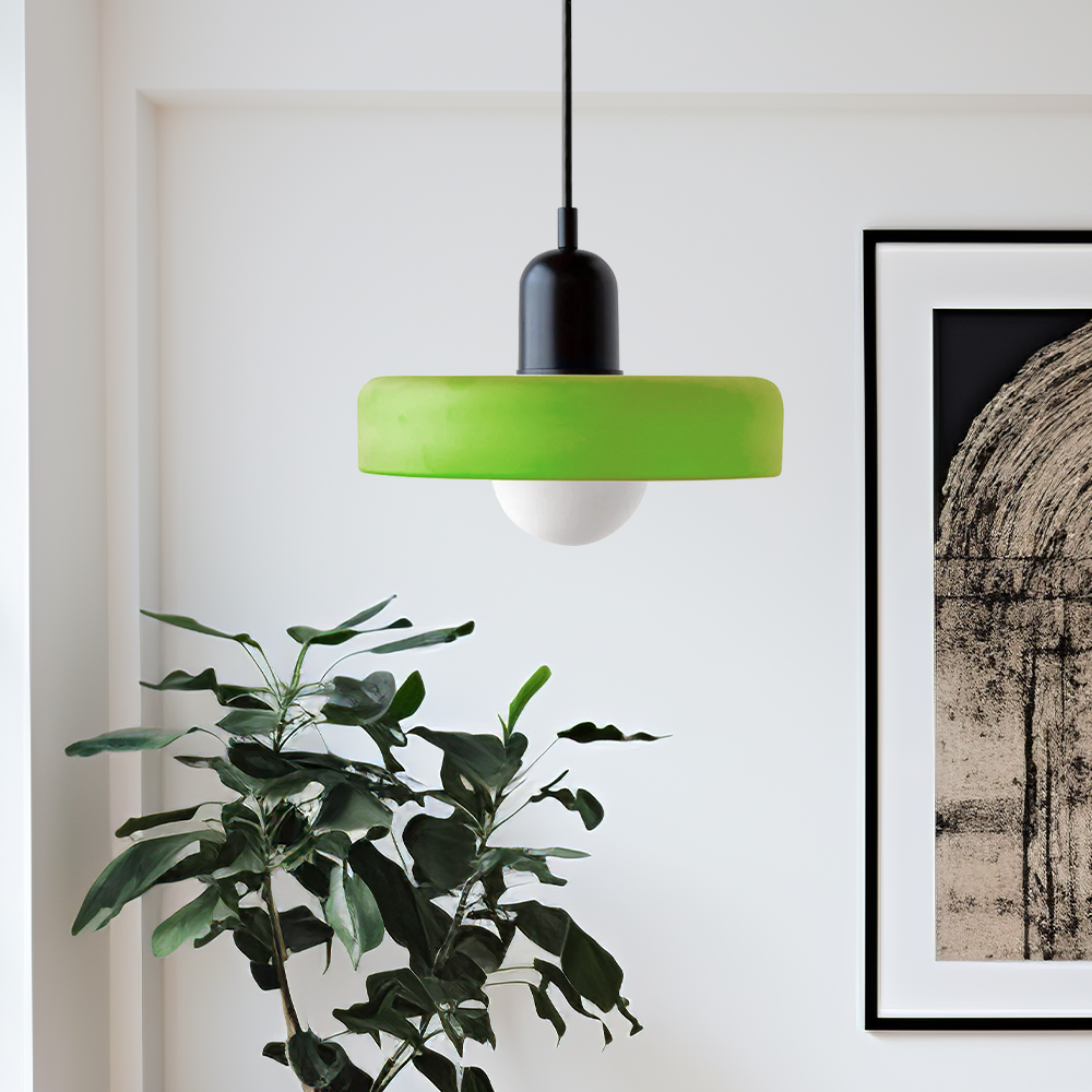 Sfeervolle hanglamp van kleurrijk glas, Bauhaus stijl, voor een unieke interieurervaring.