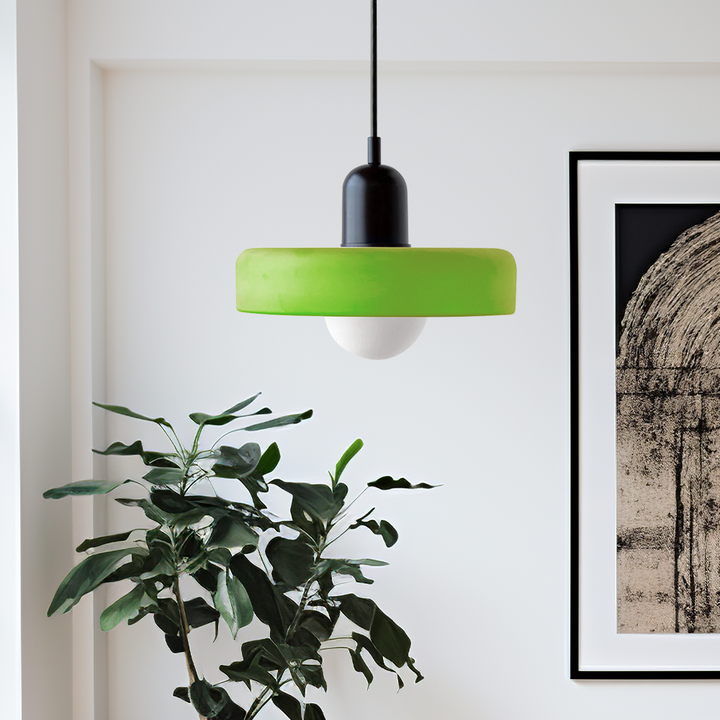Sfeervolle hanglamp van kleurrijk glas, Bauhaus stijl, voor een unieke interieurervaring.