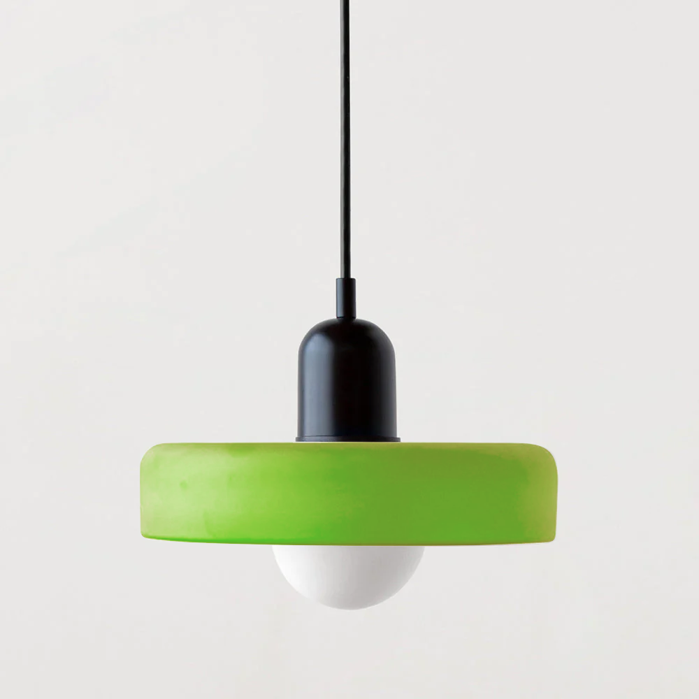 Design glazen hanglamp, kleurrijk en Bauhaus, sfeervolle verlichting voor een modern huis.