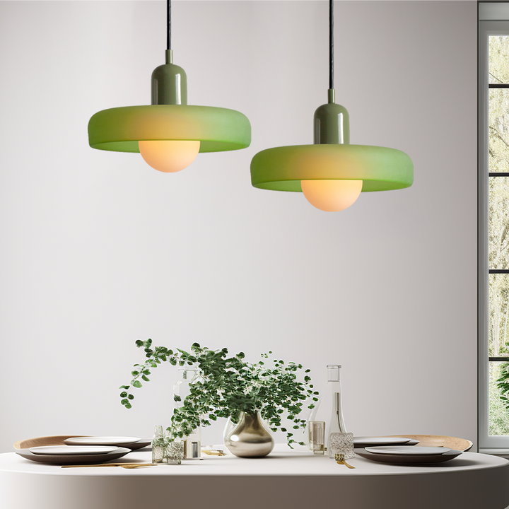Kleurrijke Bauhaus hanglamp van glas, sfeervolle verlichting, perfect als blikvanger.