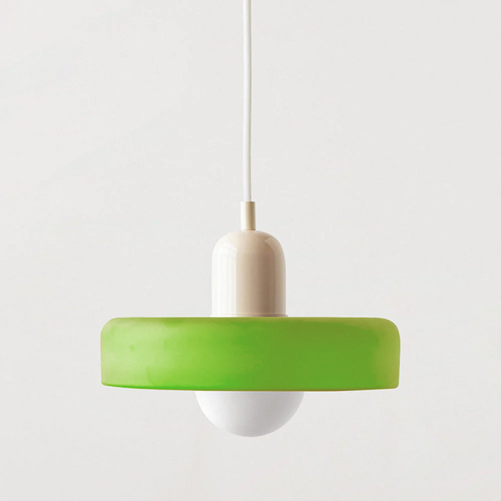 Glazen hanglamp in Bauhaus stijl, kleurrijk, voor warme sfeerverlichting, eetkamer accent.